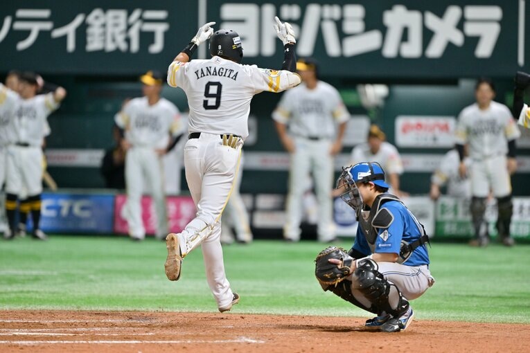 ［第2戦］ギータ、復活の決勝ホームラン連続写真！　©Hideki Sugiyama