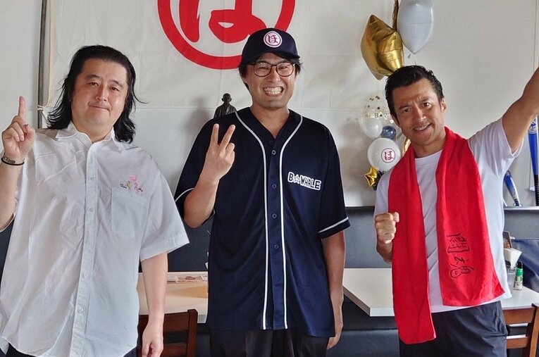 「B☆WHALE」のオープンには先輩の長州小力とアントニオ小猪木も来店／公式Xより引用