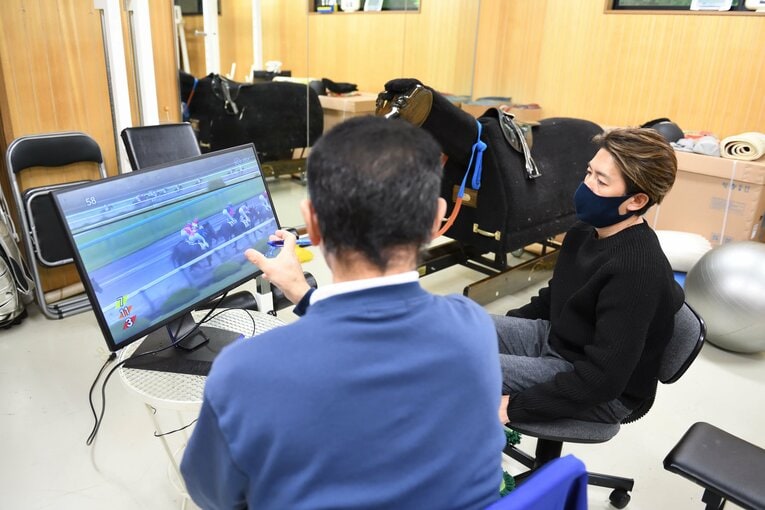 雑誌『Number』の1週間密着企画にて。レース映像を見ながら講義を受ける　©Keiji Ishikawa