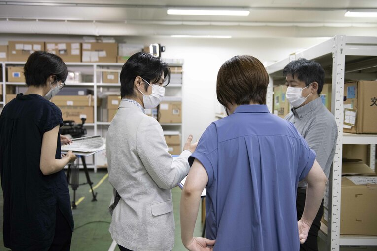 学芸員の方々と打ち合わせをする町田　©Asami Enomoto