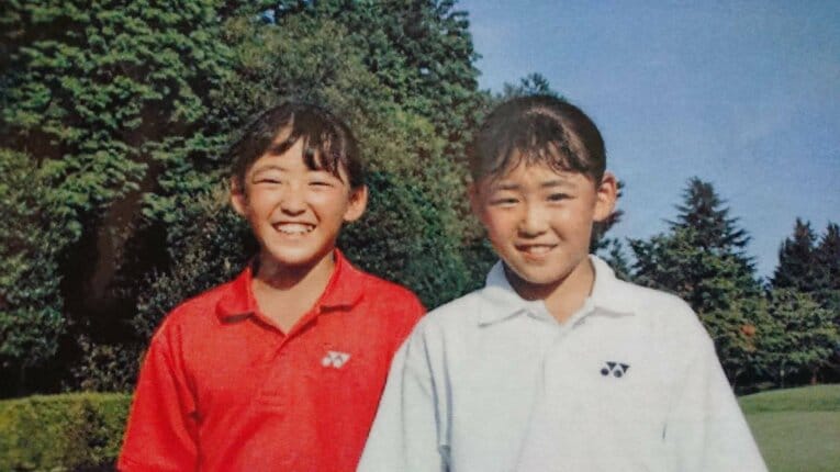 幼少期の岩井姉妹。白いシャツが姉・明愛、赤いシャツが妹・千怜（提供／父・雄士さん）