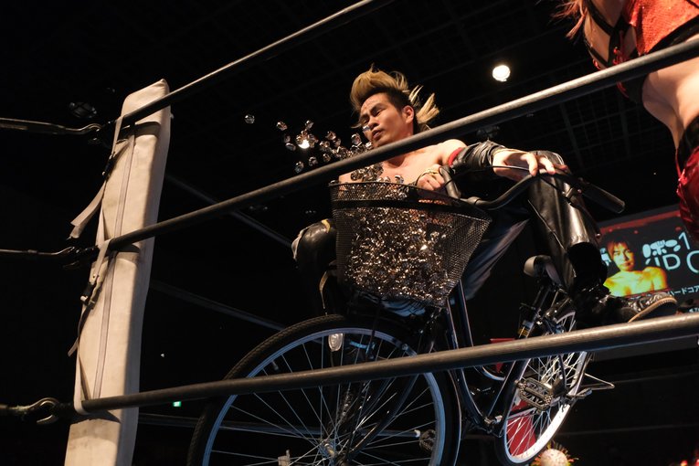 「いつか、傷だらけの背中でウェディングドレスを」 18歳の女子レスラー・鈴季すずが大流血を「嬉しい」と語る理由(39)