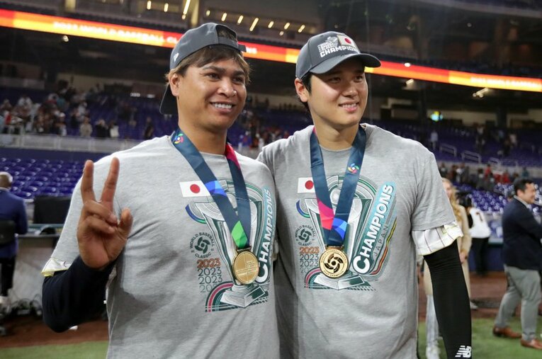 大谷翔平と記念撮影する宇田川優希（24歳）。最後のマウンドに向かった16番の“後ろ姿”が記憶に刻まれた ／ photograph by Getty Images
