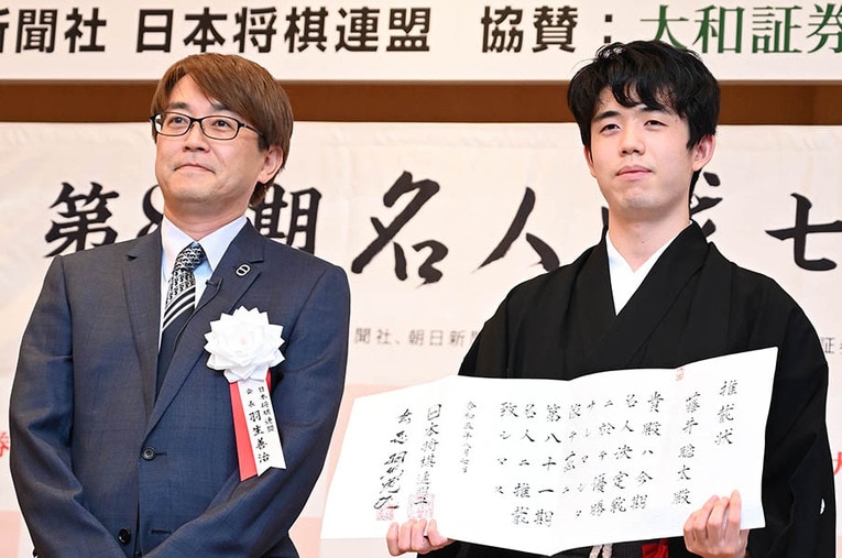 名人就位式での羽生善治会長と藤井聡太竜王・名人　©Keiji Ishikawa