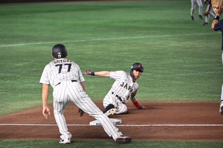 プレミア12米国戦、8回に追加点のチャンスを大きく広げる五十幡の走塁　©Nanae Suzuki