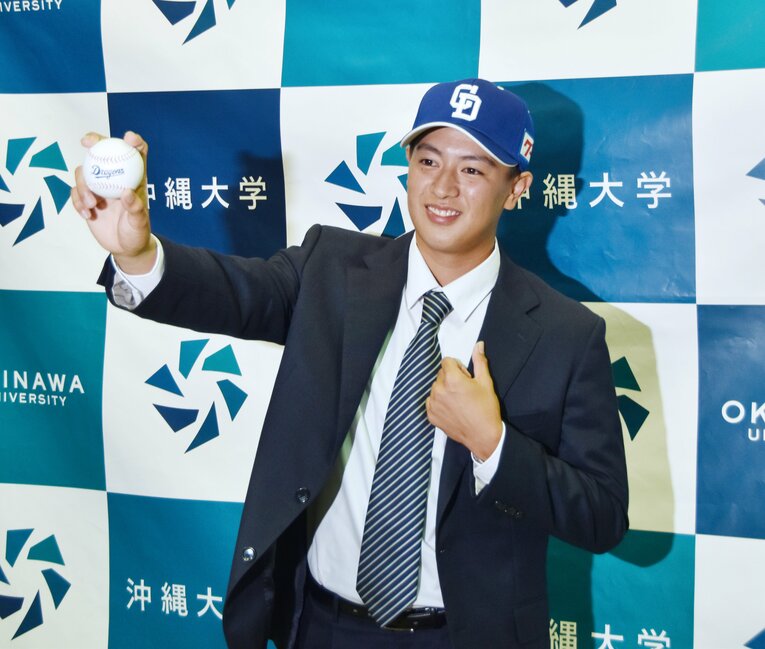 中日1位・仲地礼亜（沖縄大/投手）。嘉手納高時代は2年時からエースを務め、3年夏は県大会準決勝で興南・宮城大弥と投げ合った。沖縄県の大学からの指名は史上初　©︎JIJI PRESS