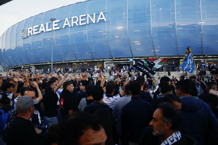 久保建英がマドリー戦後ファンに謝罪も…「エムバペとビニシウスはタケに手を焼いていた」カメラマン、久保本人が感じた「悪い中での好材料」(3)