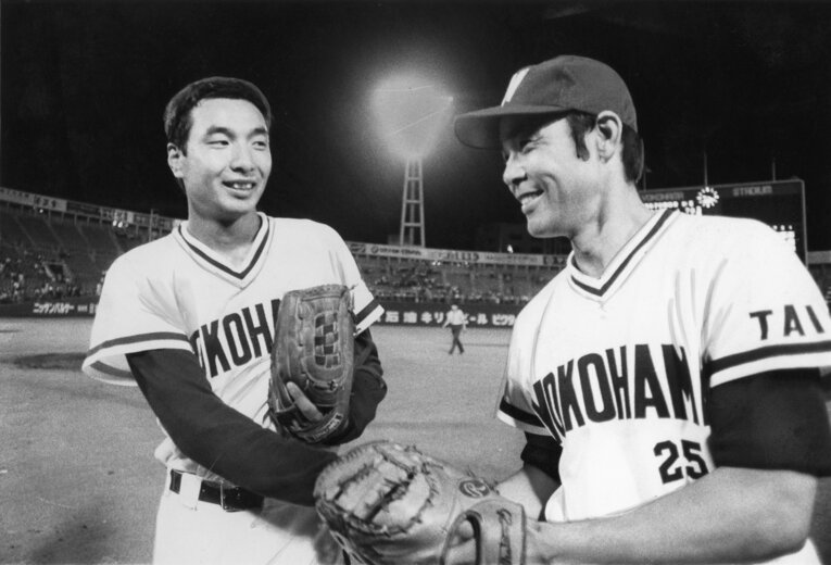 1978年、横浜に移転したホエールズ。まだヒゲのないエース・斉藤明雄と主砲・松原誠が勝利の握手。この年は夏までAクラスに食らいついたが最後は4位に終わった　©SANKEI SHIMBUN