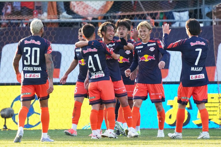 歓喜するRB大宮アルディージャの選手たち　©︎Koji Watanabe/Getty Images