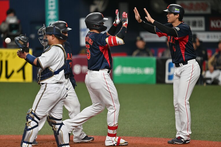 3月7日のオリックス戦、ホームランを放った村上宗隆を誰よりも明るく祝福する大谷翔平（3枚目／全3枚）　©Naoya Sanuki