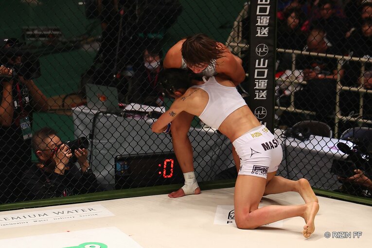 RENAvsシン・ユリ　©RIZIN FF