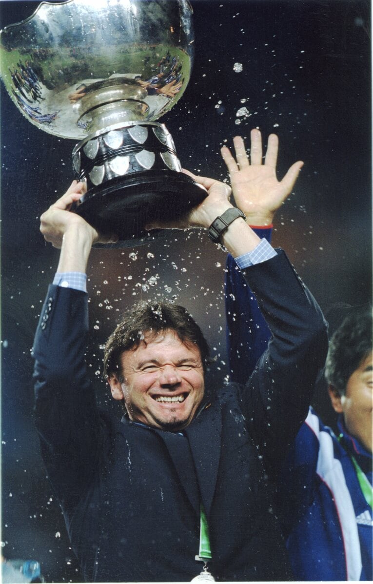 2000年アジア杯優勝を果たし、カップを手にうれしそうなトルシエ監督　©Kazuaki Nishiyama