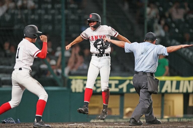 初戦で日大山形を、2戦目では大垣日大を撃破したおかやま山陽。今から約15年前、監督就任当初はコールド負けを喫するような状態だった ／ photograph by JIJI PRESS