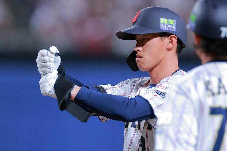 チェコとの強化試合初戦で“ペッパーミル”のパフォーマンスを披露した辰己涼介。本人曰く「あれはコショウ挽き」とのこと　©︎SANKEI SHIMBUN