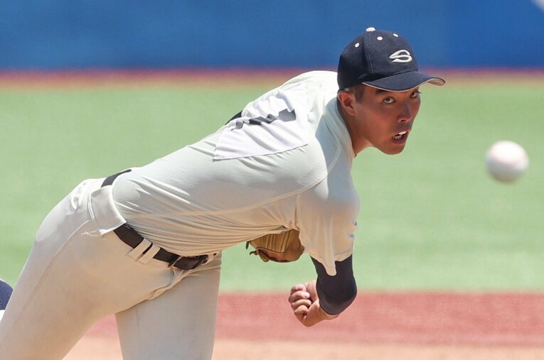 筆者注目の選手のひとり、篠崎国忠投手は192cmの大型右腕。所属する修徳高は東東京大会準々決勝で岩倉高に1-8で敗れた　 ／ photograph by Sankei Shimbun