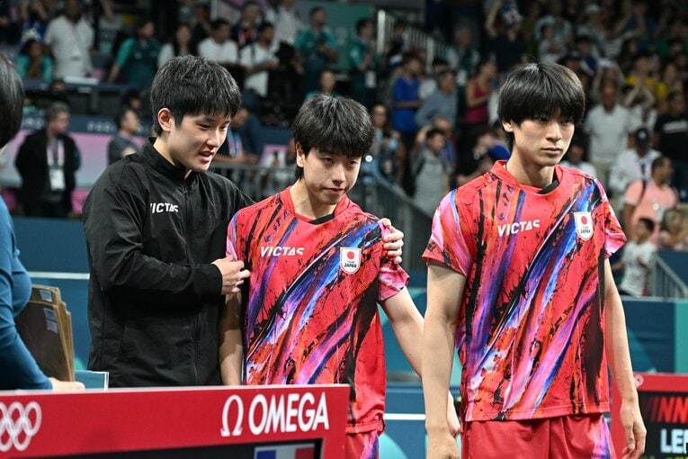 3位決定戦、第5試合に敗れた篠塚をいたわる張本　©Naoya Sanuki/JMPA