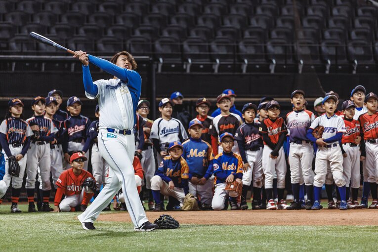 大阪桐蔭高時代は強打者として活躍した松浦投手のバッティングに子供たちも目を輝かせる