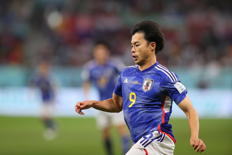 三笘がダッシュでペナルティエリア内に駆け込む（奇跡のゴールシーン　4／57）©Kaoru Watanabe/JMPA