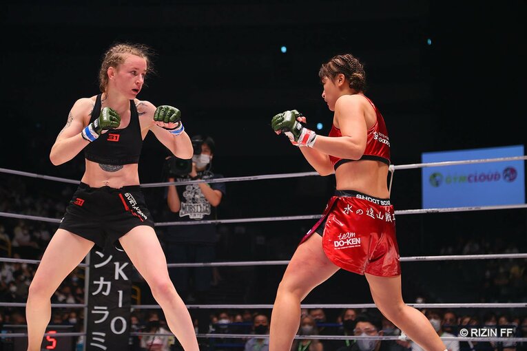 打たれれば打ち返す、RENA相手に強気の闘いぶりを見せたアナスタシア　©RIZIN FF