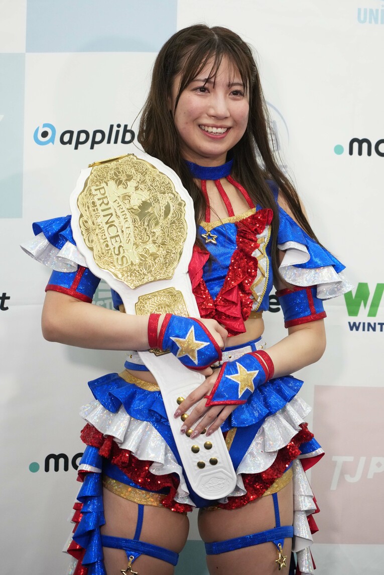 ベルト姿でポーズを取る荒井優希　©Essei Hara