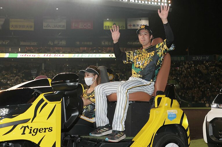 阪神復調の軸に青柳晃洋あり。独特のサイドスローから繰り出すボールで相手打者を手玉に取る ／ photograph by JIJI PRESS