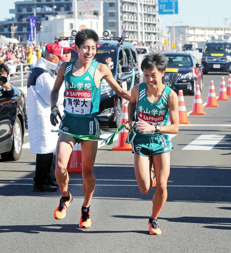 94回大会、最後の箱根で3区を走った田村（左）　©JIJI PRESS