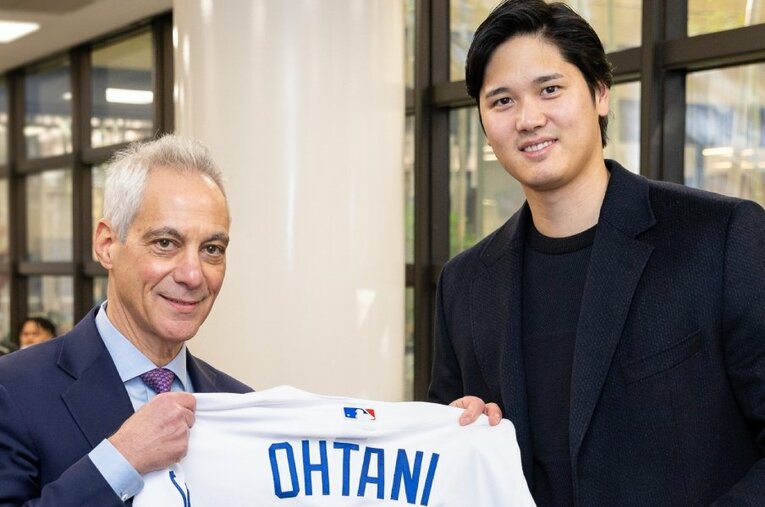 今年1月、アメリカ大使館を訪れた大谷翔平と撮影するラーム・エマニュエル駐日米大使 ／ photograph by U.S. Embassy