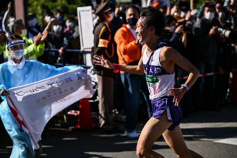 ゴールした花尾はチームメイトのもとへ向かう　©Nanae Suzuki