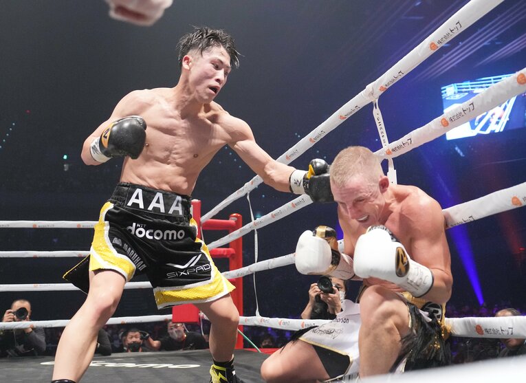 左ボディがきまり、“戦意喪失”の表情のバトラー　©Naoki Fukuda