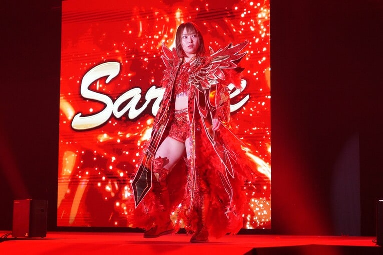 リングに向かうSareee　©Essei Hara