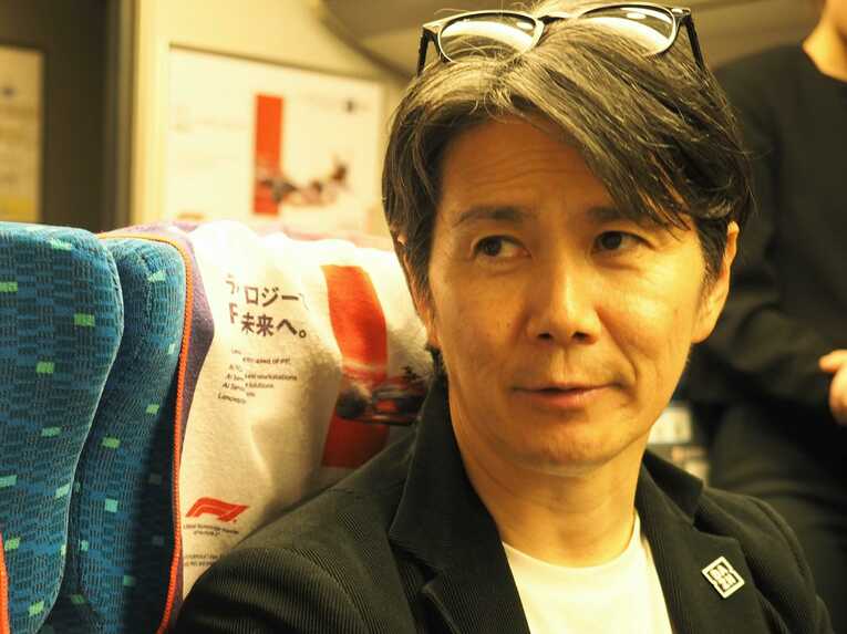 鈴鹿へ向かう新幹線車内で取材対応した中野信治氏　©Keigo Amemiya