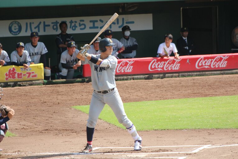 入学当初は木製バットに苦労したという打撃面だが、大学4年間で中軸を打つまでに成長した　©Fumi Sawai