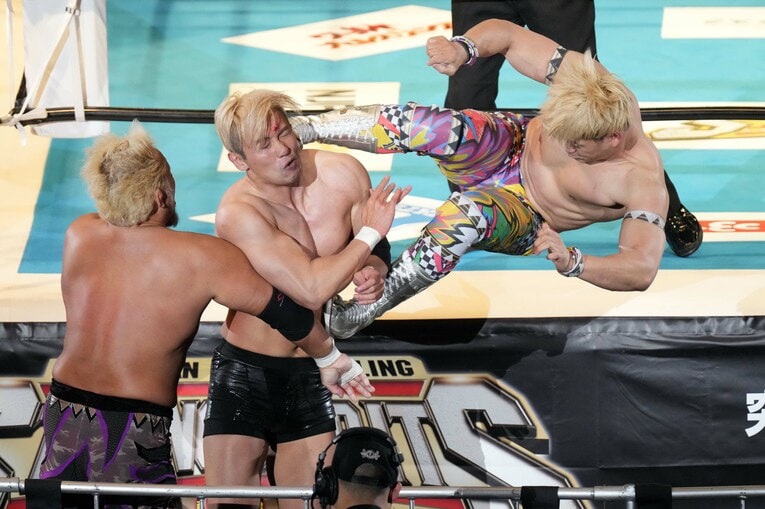 オカダの顔面に飛び蹴りを入れる清宮