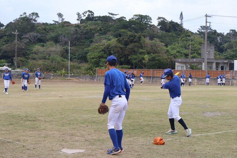 センバツのベンチ入りメンバーは全員地元・沖縄県出身だというエナジックスポーツ高等学院　©Fumi Sawai