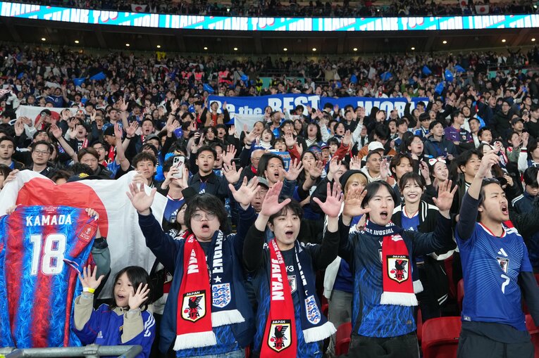 盛り上がる日本サポーター　©Masashi Hara