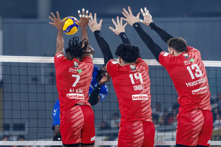 デ・アルマス アライン、鬼木錬、ドミトリー・ムセルスキー（サントリーサンバーズ大阪）　©︎Kiichi Matsumoto