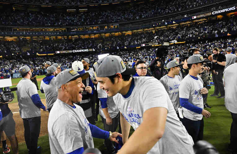 リーグ優勝直後、ロバーツ監督と抱き合う大谷　©Getty Images