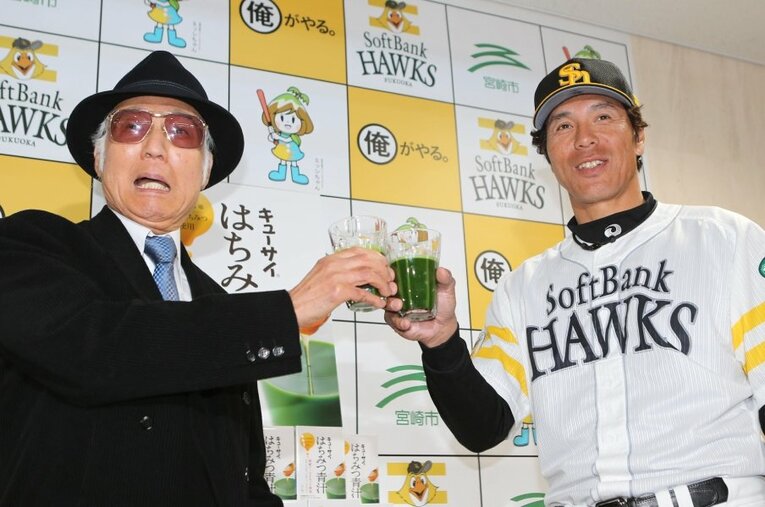 あの青汁のCMで知られる名優・八名信夫（左）。写真は2014年、当時ホークス監督の秋山幸二と ／ photograph by Sankei Shimbun
