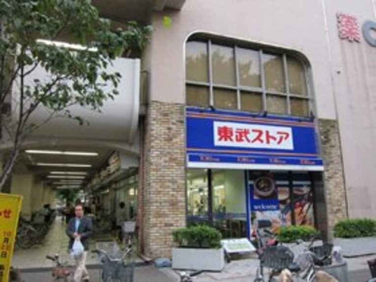 団地の1階には大きなスーパーが入るのがお約束。団地は工業地帯とも鉄道でつながっていることが多く、職住近接のひとつの完成形がここにはある