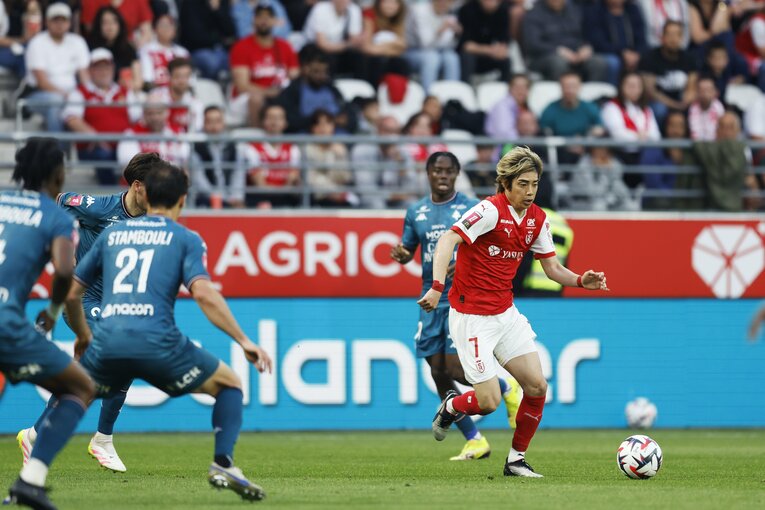 カットインからシュートを狙った伊東　©Daisuke Nakashima