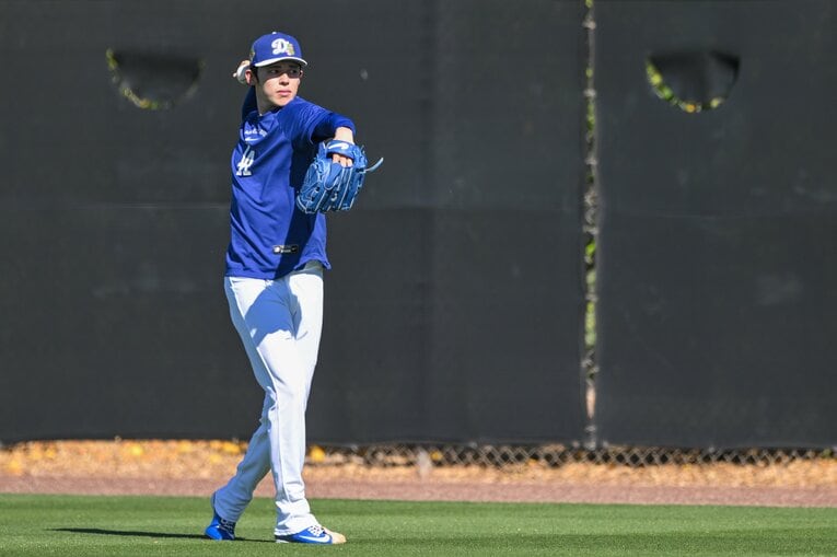 【Number現地撮影：佐々木朗希の最新写真】シーズン開幕に向けた調整を続ける佐々木（写真は右に続きます）　