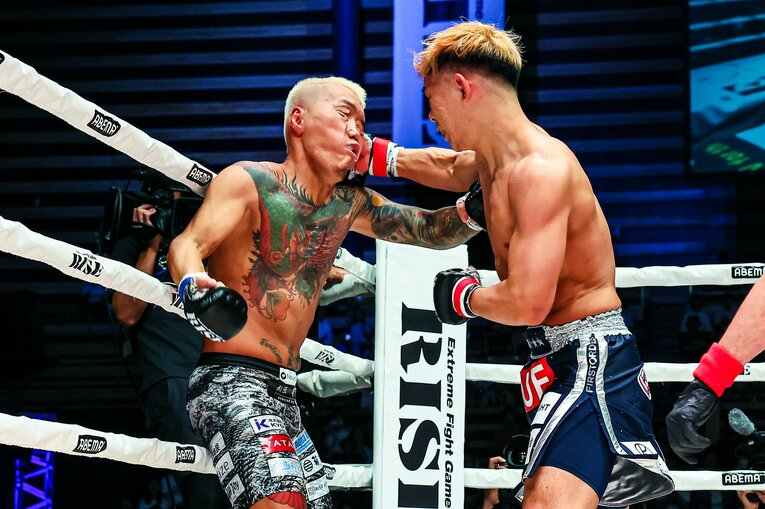 YA-MANの強烈な右で山口裕人の顔面が歪んだ瞬間　©Susumu Nagao