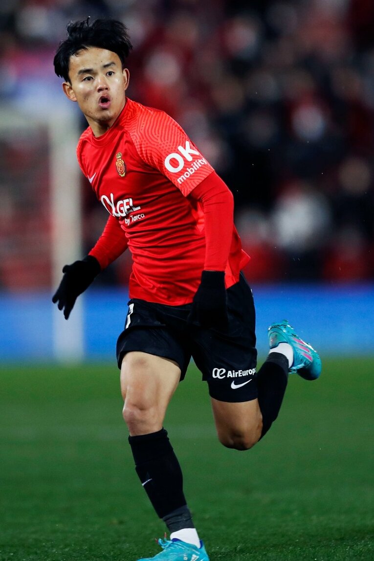 久保建英の“劇的決勝ゴール後に消えた疾走”は「客席に飛び込みたかったけど高すぎて無理」だった？《カメラマンが見た真相》(10)