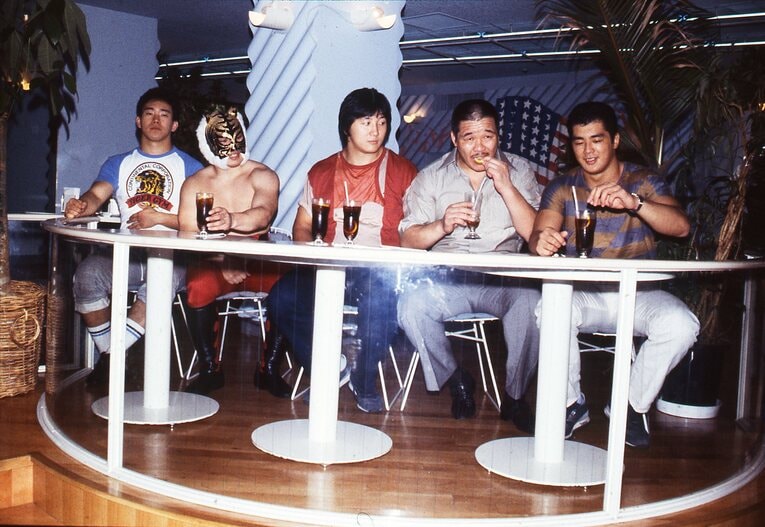 （左から）山崎一夫、ザ・タイガー、前田日明、藤原喜明、高田伸彦 ／ photograph by AFLO