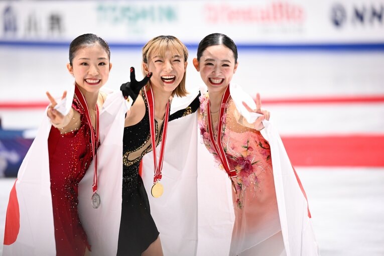 NHK杯は日本人女子が表彰台を独占。（右から）銀メダルの千葉百音、金メダルの坂本花織、銅メダルの青木祐奈　©︎Asami Enomoto