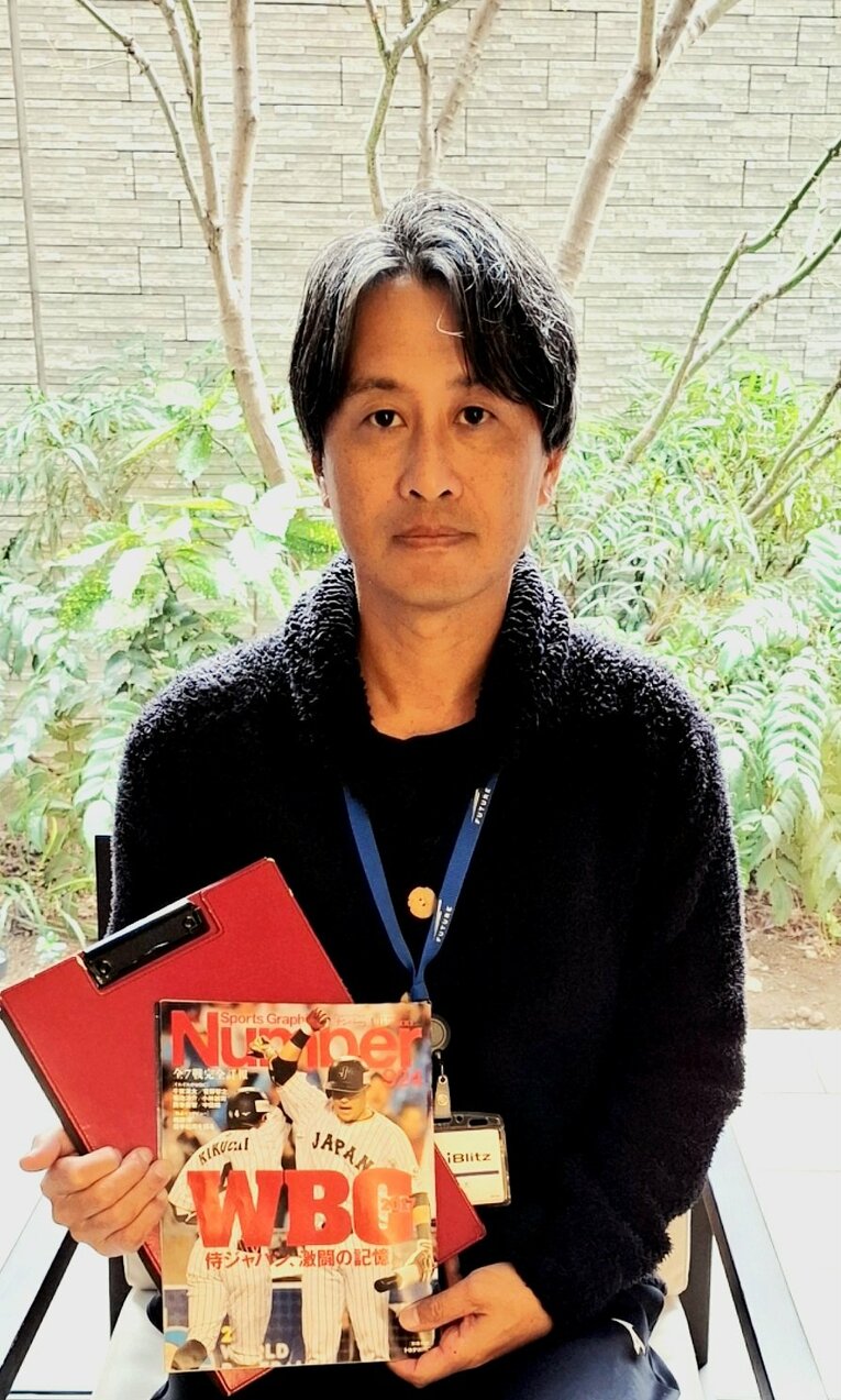 手にしているのは2017年WBCスコアラー時代のノート（本人提供）
