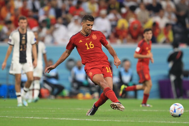 ロドリのプレーは一見、派手ではないが……　©Kazuo Fukuchi/JMPA