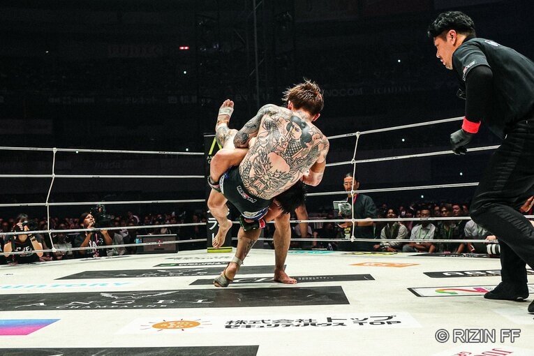 『超RIZIN.5』平本蓮vs.カルシャガ・ダウトベック　©RIZIN FF