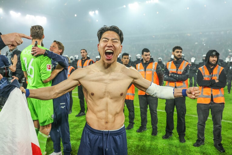 昨季ドイツ・ボーフムの残留に貢献した浅野がシャツを脱ぎ捨てると鋼のような肉体が…　©JIJI PRESS