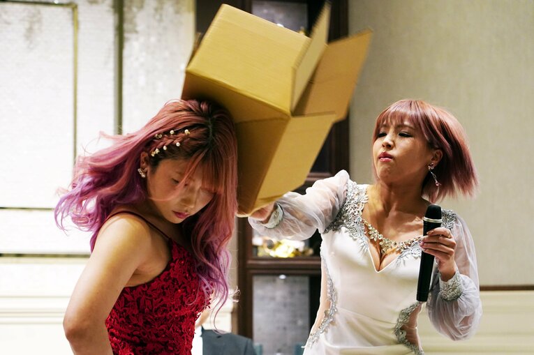 段ボールで中野たむを挑発する白川未奈